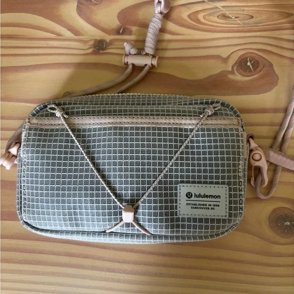 Lululemon Clippable Nano Pouch - Picture 4 of 8